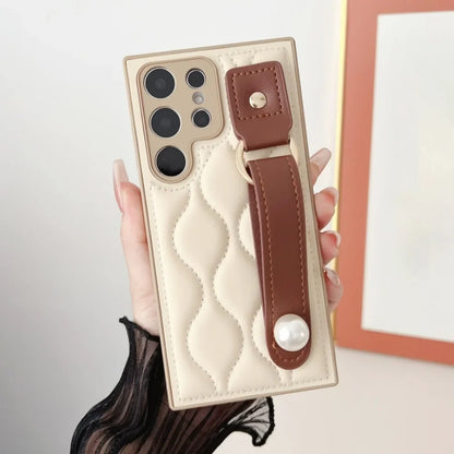 Luxury Retro Wave Case for Samsung S23 S24 S25 Ultra Plus with Pearl Strap